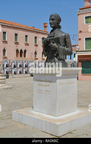 Statue du compositeur vénitien Baldassare Galuppi sur Burano, l'île de sa naissance. Banque D'Images