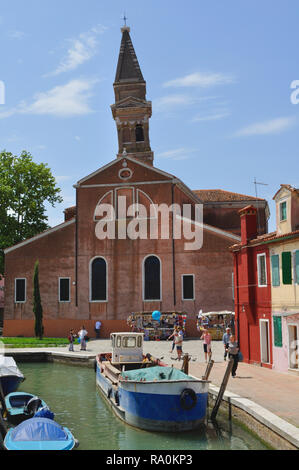 La chiesa di San Martino, avec son clocher penché, à Burano, une île de la lagune de Venise, Italie. Banque D'Images