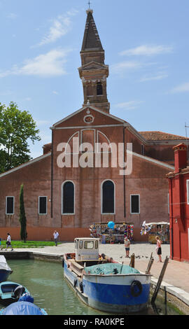 La chiesa di San Martino, avec son clocher penché, à Burano, une île de la lagune de Venise, Italie. Banque D'Images