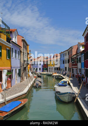 Maisons colorées bordent les canaux sur Burano, une île de la lagune de Venise, Italie. Banque D'Images