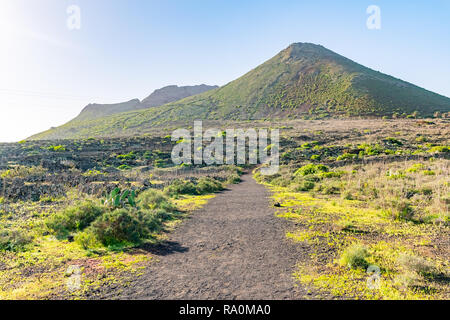 Sentier de randonnée route sur le Vulcano La Corona près de Ye, village au nord de Lanzarote, îles Canaries, Espagne. Banque D'Images