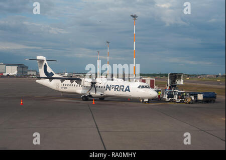 04.06.2018 - Helsinki, Finlande, Europa - eine Norra Passagiermaschine vom Typ ATR-72 parkt auf einer Aussenposition Helsinki-Van auf dem Flughafen dans Banque D'Images