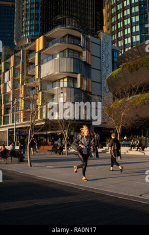 20.09.2018, Sydney, Nouvelle-Galles du Sud, Australie - Menschen gehen Entlang der Uferpromenade am Wulugul à pied à Barangaroo Sud. Im Hintergrund stehen Banque D'Images