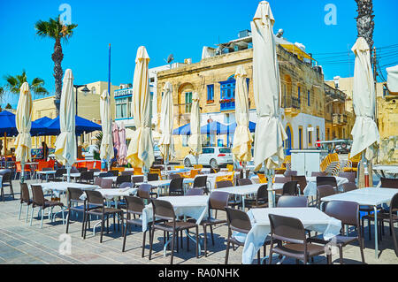 MARSAXLOKK, MALTE - le 18 juin 2018 : la terrasse du restaurant du tourisme sur la côte de Marsaxlokk - le village de pêcheurs et fameuse station, o Banque D'Images