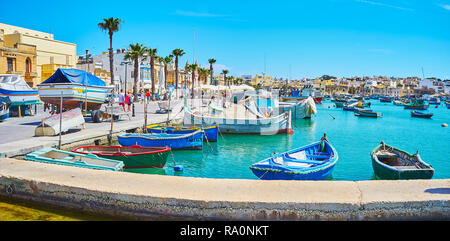 MARSAXLOKK, MALTE - le 18 juin 2018 : vue panoramique sur marina avec luzzu bateaux et la côte de la station avec promenade en bord de mer, des cafés touristiques, souven Banque D'Images