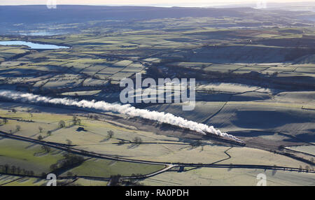 Vue aérienne d'un train à vapeur sur l'Embsay & Bolton Abbey Steam Railway, Skipton, Yorkshire du Nord Banque D'Images