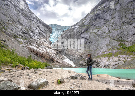 Jeune femme en face d'un glacier en Norvège Banque D'Images