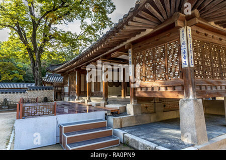 Séoul, Corée du Sud - 5 octobre 2018 - un temple en bois clair lumineux dans une journée à Séoul en Corée du Sud Banque D'Images
