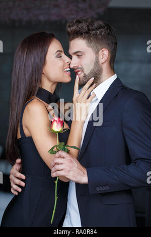 Happy young woman playing sur boyfriends visage sur l'intérieur de rencontres Banque D'Images