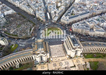 Vue aérienne de la ville de Paris rue feat. Place du Trocadero Square et statue Equestre du Maréchal Foch Monument, Palais de Chaillot, musée en France Banque D'Images