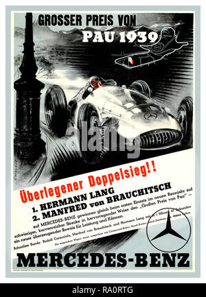 Course de moto allemand Vintage poster 1939 'Grosser Preis von Pau 1939' - Mercedes Benz motor racing poster. La promotion de l'affiche originale vintage motorsport Mercedes-Benz au Grosser Preis von Pau 1939, avec les pilotes allemands Hermann Lang et Manfred von Brauchitsch est classé premier et deuxième Mercedes conduite Flèches d'ARGENT Les voitures de course. Le Grand Prix de Pau est un moteur de course qui s'est tenue à Pau, dans le département du sud-ouest de la France Banque D'Images