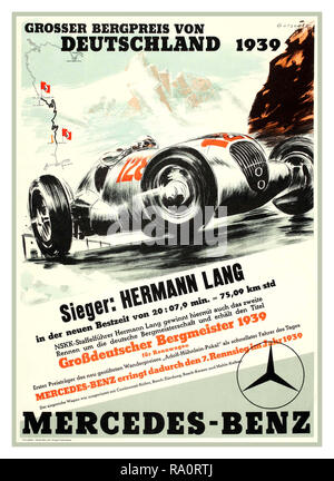 Vintage 1930 course de moto allemande avec l'affiche de la croix gammée nazie drapeaux départ-arrivée 'Grosser Bergpreis von Deutschland 1939' - une Mercedes Benz Mercedes-Benz motorsport vintage poster la promotion lors de la course de montagne allemand, 'Grosser Bergpreis von Deutschland 1939', dotées d'importants race driver allemand Hermann Lang au volant d'une Mercedes 128 Numéro de 'Silver Arrow' (Silberpfeil) C'était le nom donné par la presse et les amateurs de l'automobile l'Allemagne du commandant suprême Mercedes-Benz Grand Prix automobile des voitures dans les années 30 Banque D'Images