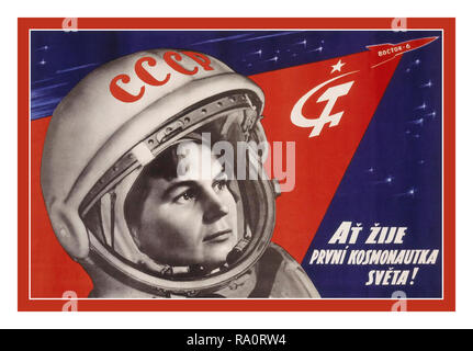 Vintage des années 60, l'espace soviétique de Russie URSS Affiches de propagande de la course "Gloire à la première femme cosmonaute !" 16 juin 1963, à l'âge de 26 ans, Valentina Terechkova devient la première femme à voler dans l'espace. Sa mission de trois jours a été le 12e vol habité dans l'histoire, à la suite de plusieurs Vostok russe et les vols American Mercury. Attaché à son siège éjectable, rode à l'intérieur du 7,5 Terechkova pieds de large (2.3 mètres) cabine pressurisée de Vostok-6 dans un jour 3 mission spatiale. Banque D'Images