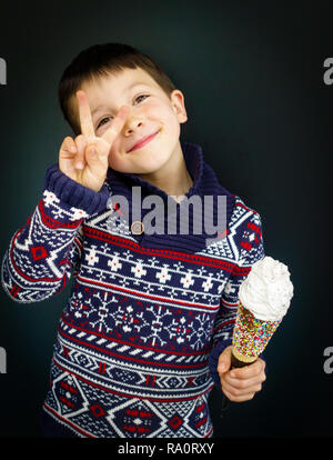 Boy smiling avec un cornet de crème glacée dans la main Crete Grèce Europe Banque D'Images