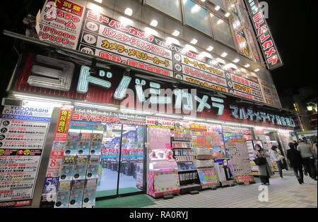 Personnes visitent les magasins d'électronique Yodobashi Camera à Akihabara Tokyo Japon. Banque D'Images