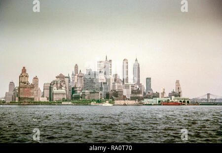 Vue sur la partie basse de Manhattan à New York City, prélevées au fond de l'East River en juin 1964. Banque D'Images