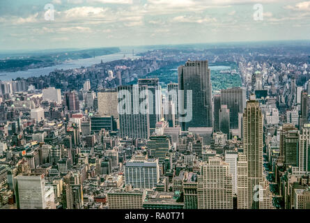 Juin 1964. Vue depuis le haut de l'Empire State Building jusqu'à Central Park, passé avec la rivière Hudson sur la gauche. Banque D'Images