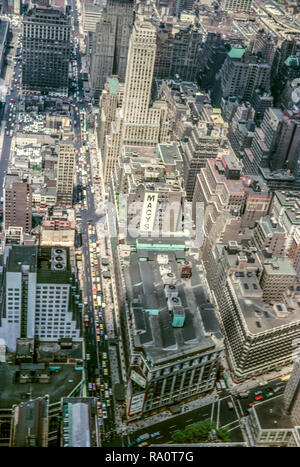 Juin 1964. Vue depuis le haut de l'Empire State Building jusqu'à la 34e Rue avec du grand magasin Macy's au premier plan. Banque D'Images