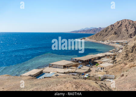 Le Trou Bleu est un lieu de plongée populaire sur le Sinaï, à quelques kilomètres au nord de Dahab, Egypte, sur la côte de la Mer Rouge. Banque D'Images