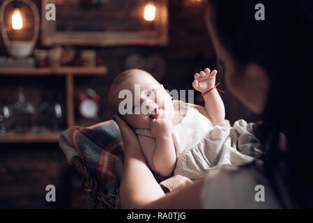 Maman Il Est Temps De Faire Une Pause Petite Fille Avec Visage Mignon Parent Sweet Little Baby Nouvelle Vie Et La Naissance De Bebe Portrait Of Happy Petit Enfant Famille Photo Stock Alamy