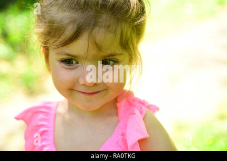 Message d'été. Printemps. prévisions météo. Petit enfant. La beauté naturelle. Journée enfants. face et soins. allergie aux fleurs. Petite fille à sunny Banque D'Images