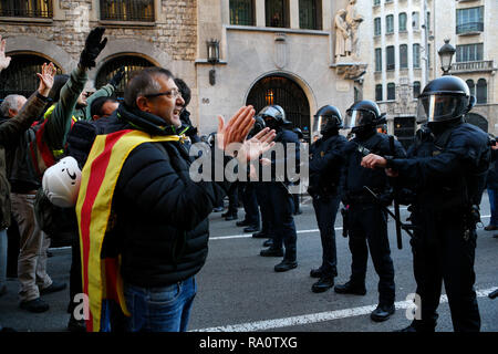 Barcelone / Espagne - 21 décembre 2018 : émeutes anti choc charge policière contre les manifestants pendant la manifestation contre la célébration de l'espagnol Banque D'Images