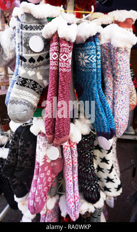 Multicolore d'hiver chaussettes chaudes exposées pour la vente. Les vêtements d'hiver idées de cadeaux Banque D'Images