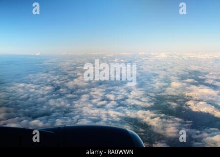 La chaîne des Cascades, dans le nord-ouest du Pacifique (Seattle, Washington, USA) à partir d'un avion volant au-dessus. Banque D'Images