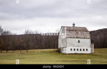 Une grange rustique à la campagne Banque D'Images