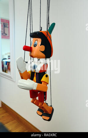 Marionnette en bois de Pinocchio, le caractère fictif de la roman pour enfants Les Aventures de Pinocchio (1883) par l'écrivain italien Carlo Collodi. Banque D'Images