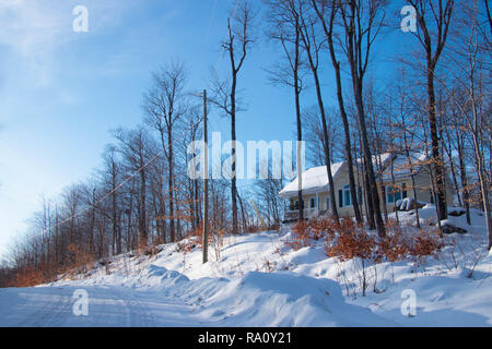 Yellow House - scène de campagne en hiver dans une journée ensoleillée. Paysages du Canada Banque D'Images
