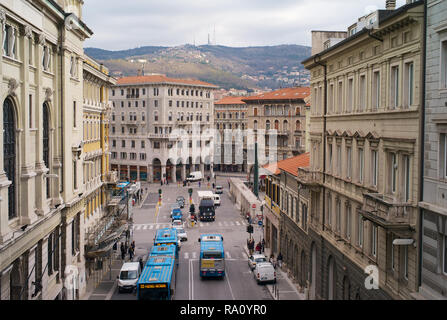 TRIESTE, ITALIE - 14 JANVIER 2015: Circulation et transports publics entre les bâtiments historiques de la Piazza Goldoni à Trieste, Italie, Banque D'Images