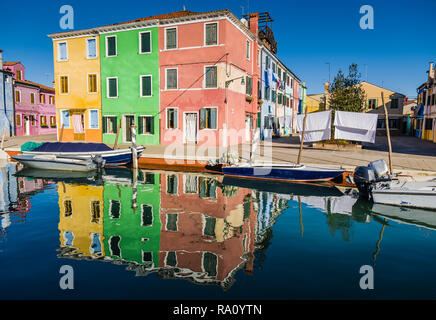 Les bâtiments peints et réflexions, Burano, Venise, Italie. Banque D'Images