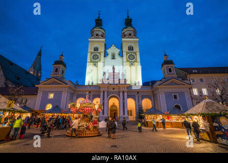 Marché de Noël de Bressanone, dans la soirée. Trentin-haut-Adige, Italie du nord. Banque D'Images