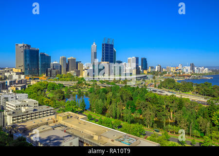 Parc Kings Perth surplombant l'eau, une section de la rivière Swan, et le quartier d'affaires central de Perth à partir de la destination touristique la plus populaire dans l'ouest de l'Australie. Ciel bleu. Perth skyline vue aérienne. Banque D'Images