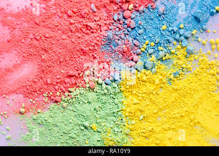 La couleur de craie pastel émietté close-up composition sur fond blanc Banque D'Images