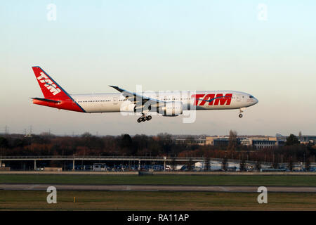 Brésil TAM Airlines à l'atterrissage à l'aéroport de Heathrow, Royaume-Uni Boeing 777-300. 777-32WER Banque D'Images