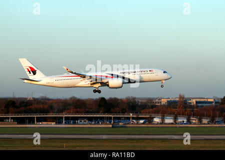 Malaysia Airlines Airbus A350-900, 9M-MAE, à l'atterrissage à l'aéroport de Heathrow, Londres, Royaume-Uni. Banque D'Images