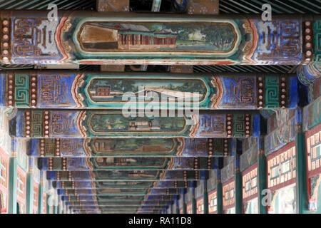 Intérieur de la long couloir avec plafond peint décoré. Par l'intermédiaire de passerelle du Palais d'été, Pékin, Chine Banque D'Images