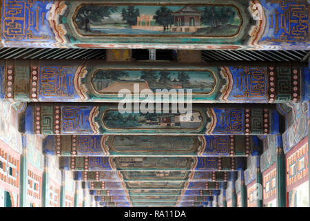 Intérieur de la long couloir avec plafond peint décoré. Par l'intermédiaire de passerelle du Palais d'été, Pékin, Chine Banque D'Images