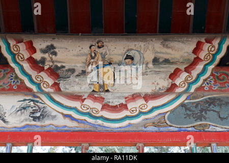 Intérieur de la long couloir avec plafond peint décoré. Par l'intermédiaire de passerelle du Palais d'été, Pékin, Chine Banque D'Images