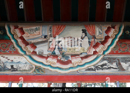 Intérieur de la long couloir avec plafond peint décoré. Par l'intermédiaire de passerelle du Palais d'été, Pékin, Chine Banque D'Images