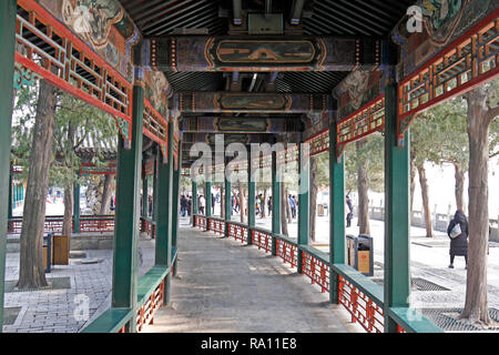 Intérieur de la long couloir avec plafond peint décoré. Par l'intermédiaire de passerelle du Palais d'été, Pékin, Chine Banque D'Images