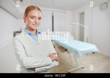 Confiant dans la jeune femme médecin coat Banque D'Images