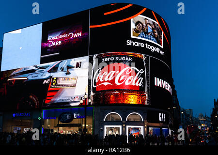 Piccadilly Circus les enseignes lumineuses la nuit, City of Westminster, London, England, UK. Banque D'Images