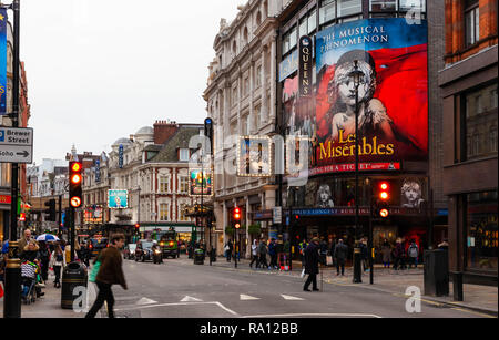 Le West End Theatre district, Shaftesbury Avenue, London, City of westminster, W1, Angleterre, Royaume-Uni. Banque D'Images