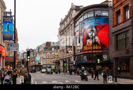 Le West End Theatre district, Shaftesbury Avenue, London, City of westminster, W1, Angleterre, Royaume-Uni. Banque D'Images