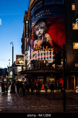 Le West End Theatre district, Shaftesbury Avenue, London, City of westminster, W1, Angleterre, Royaume-Uni. Banque D'Images