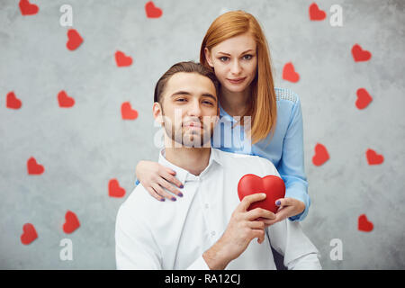 Couple heureux avec cœur rouge. Le jour de la Saint-Valentin. Banque D'Images