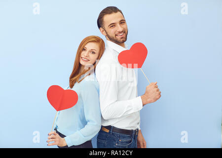 Cheerful couple avec coeurs de papier Banque D'Images